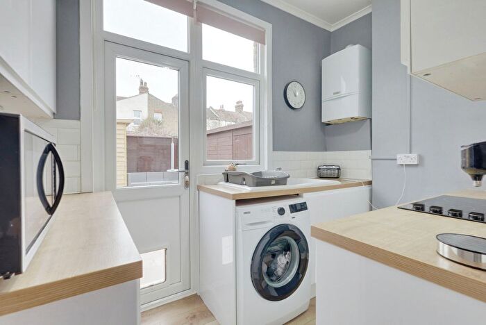 1 Bedroom Flat For Sale In Silverdale Avenue, Westcliff-On-Sea, SS0