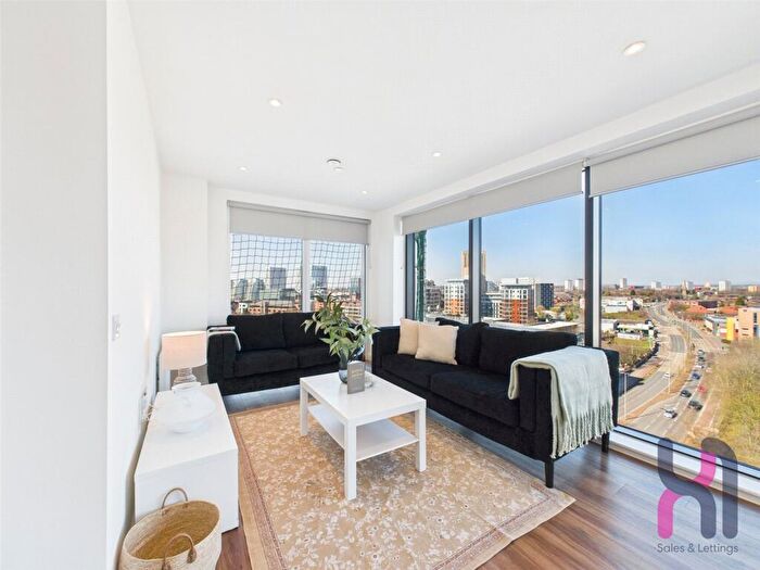 3 Bedroom Flat To Rent In The Gateway, Trafford Road, Salford, Manchester, M5