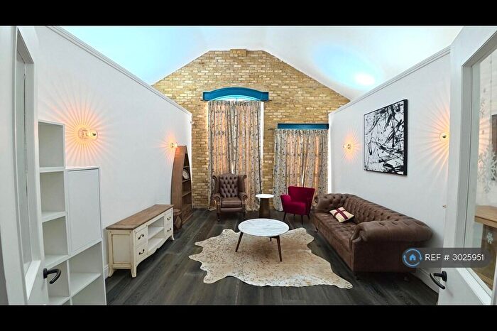 2 Bedroom Flat To Rent In Millennium Drive, London, E14