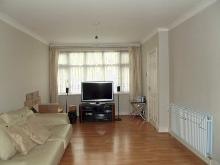 2 Bedroom House To Rent In Queens Drive. Waltham Cross, EN8
