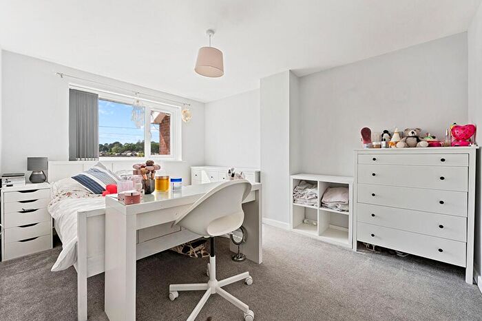 3 Bedroom Terraced House For Sale In Fairview Drive, Broadstone, BH18 - Photo 10