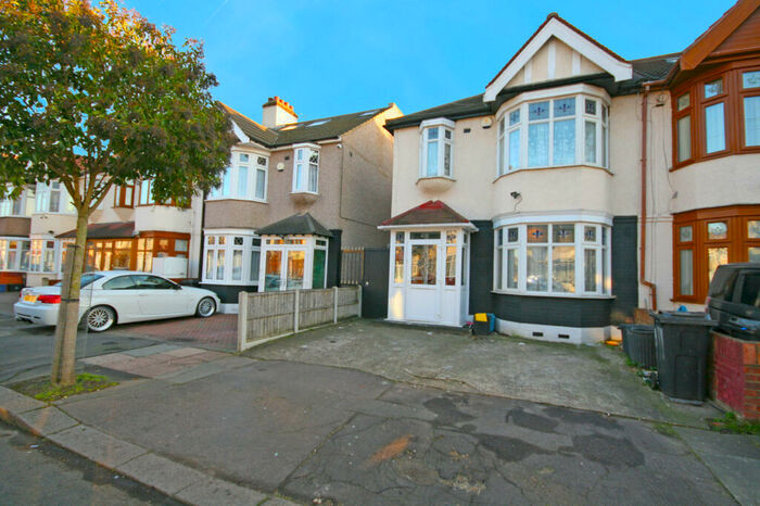 3 Bedroom End Of Terrace House For Sale In Fairfield Road, Ilford, IG1