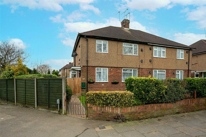2 Bedroom Maisonette To Rent In North Approach, Watford, Hertfordshire, WD25