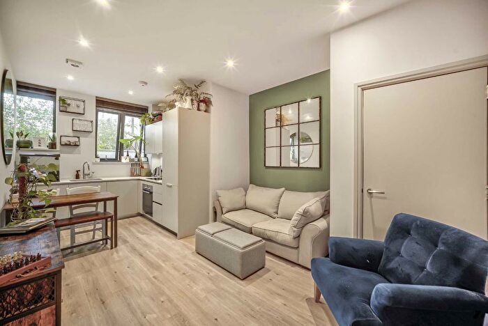 1 Bedroom Flat For Sale In Chiswick High Road, Chiswick, W4