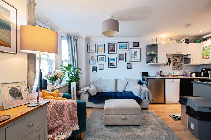 2 Bedroom Flat For Sale In Salisbury Road, Blandford Forum, DT11