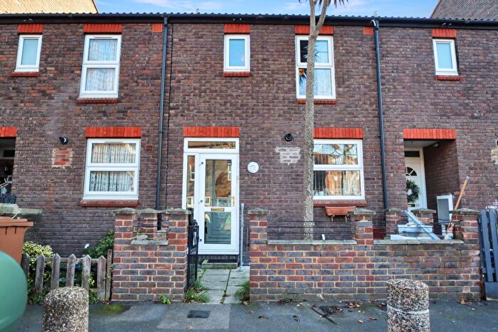 3 Bedroom Terraced House For Sale In Aspen Green, Erith, DA18