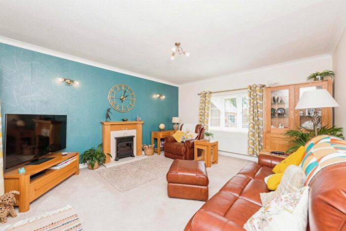 2 Bedroom Detached Bungalow For Sale In Lichfield Street, Fazeley, Tamworth, B78