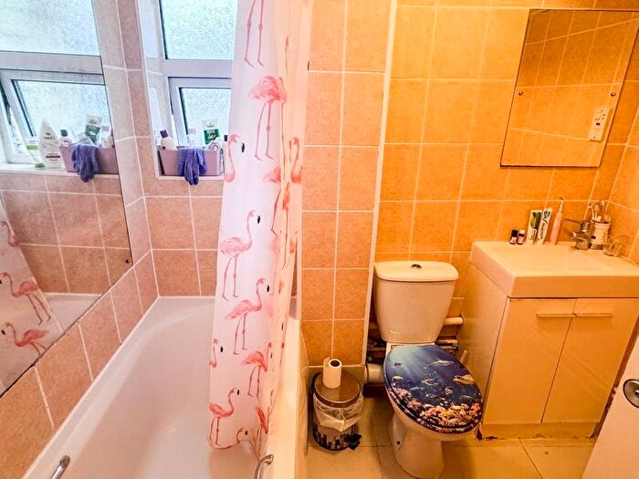 2 Bedroom Flat For Sale In Wingfield Road, Trowbridge, BA14