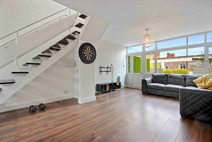 2 Bedroom Flat To Rent In High Street, London, SE20