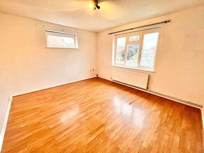 2 Bedroom Apartment To Rent In Hatfield Road, Rayleigh, Essex, SS6