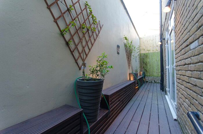 2 Bedroom Apartment For Sale In Whateley Road, London, SE22