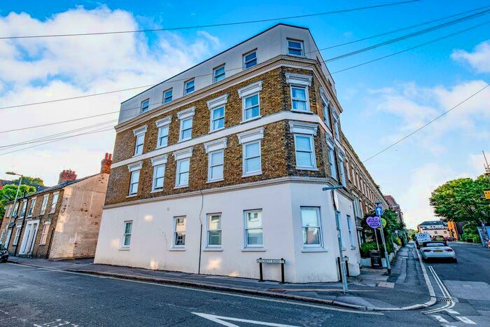 1 Bedroom Flat To Rent In Birchett House, GU11