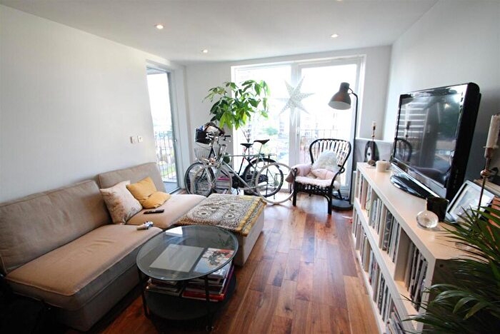 1 Bedroom Flat To Rent In Grand Canal Apartments, De Beauvoir Crescent, Islington, N1