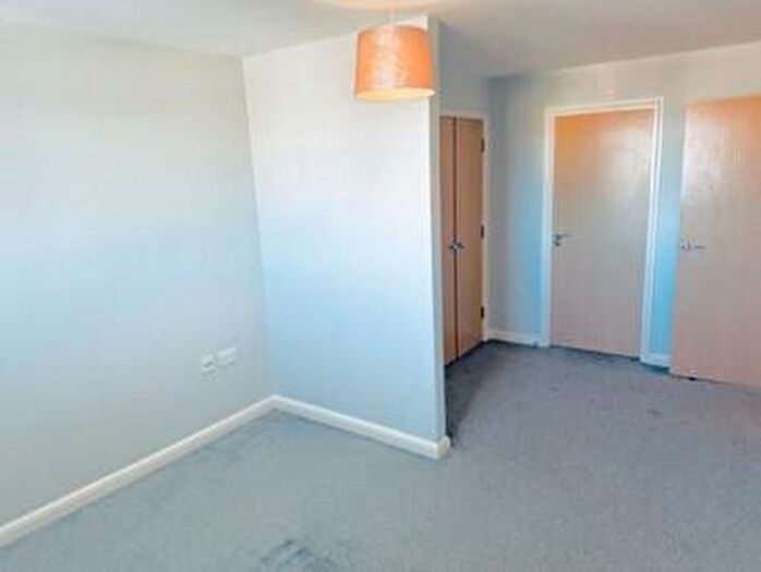 3 Bedroom Flat To Rent In Kennet Street, RG1