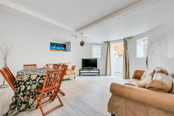 2 Bedroom Flat To Rent In Clapham Common South Side, Clapham Common, SW4