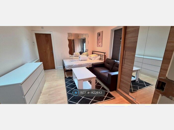 Studio To Rent In New Southgate, London, N11