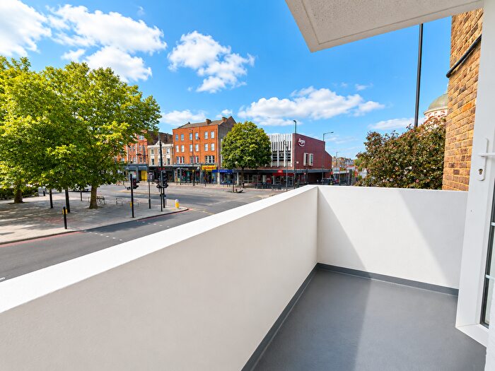 3 Bedroom Flat To Rent In Holloway Road, London, N7