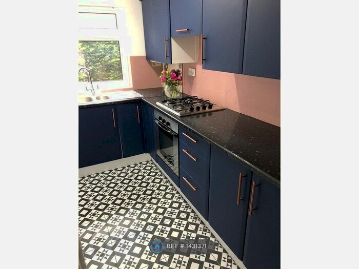 2 Bedroom Flat To Rent In Medill Close, Reading, RG8