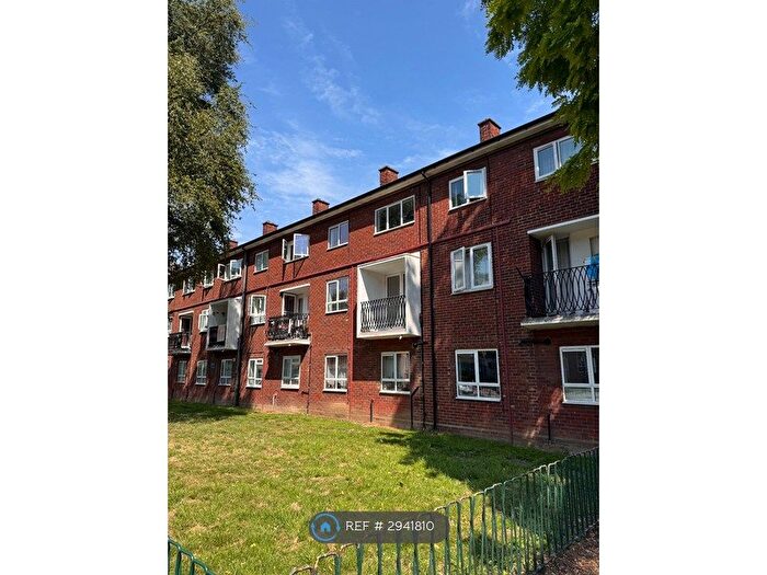 4 Bedroom Flat To Rent In Valley House, London, N9