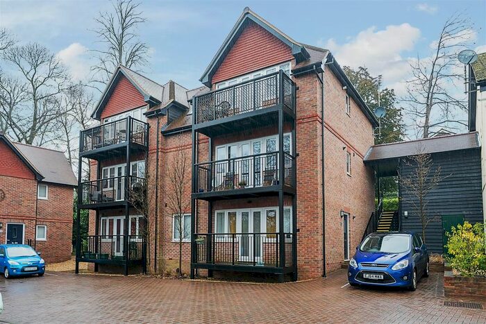 1 Bedroom Flat To Rent In Lower Hanger, Haslemere, GU27