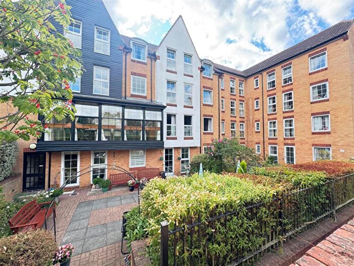 1 Bedroom Retirement Property For Sale In Bellingham Lane, Rayleigh, SS6