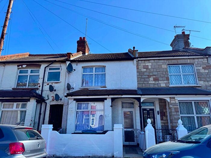 3 Bedroom Terraced House To Rent In Harwoods Road, Watford, WD18