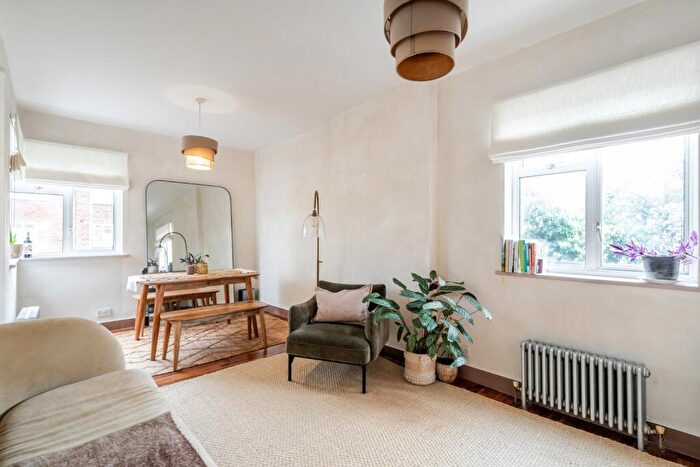 2 Bedroom Detached House To Rent In Brondesbury Park, Brondesbury Park, London, NW6