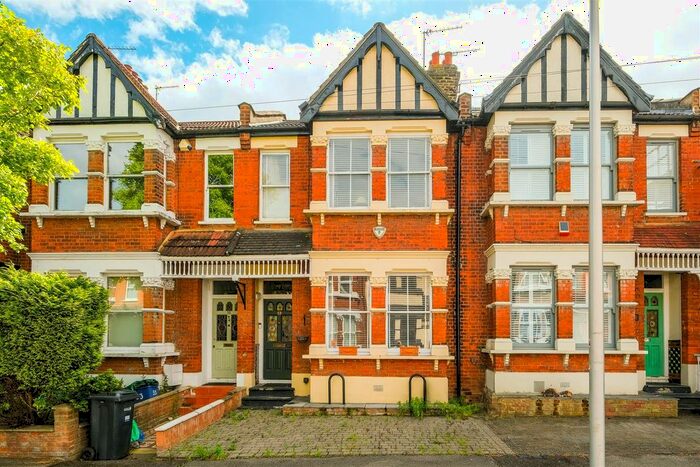 3 Bedroom Property For Sale In Wynndale Road, London, E18