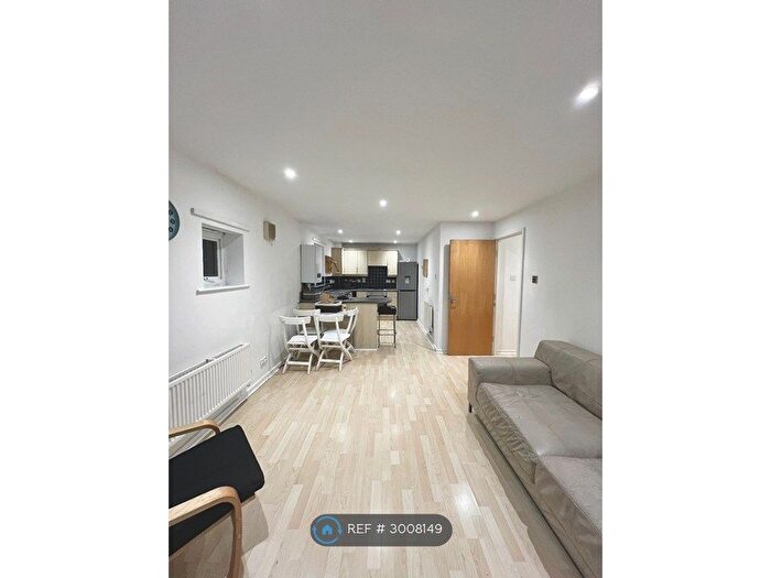 2 Bedroom Flat To Rent In Rook Street, Manchester, M15