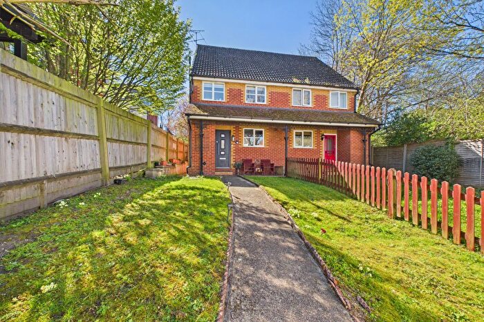 4 Bedroom Semi Detached House For Sale In Union Street, Farnborough, Hampshire, GU14