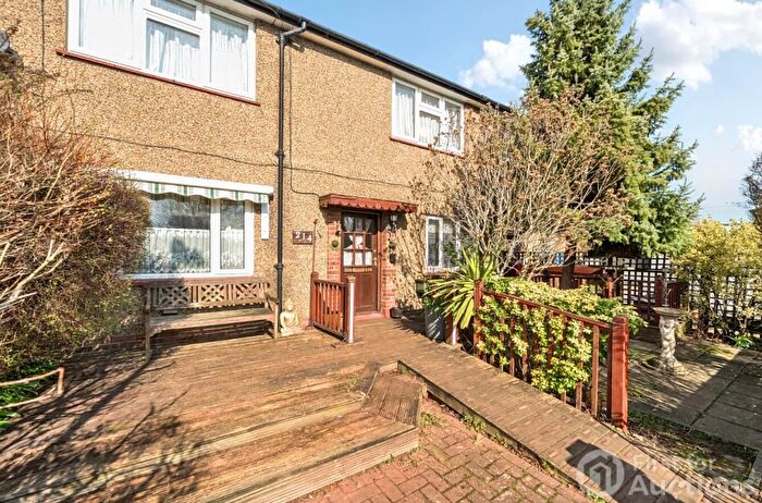 2 Bedroom Maisonette For Sale In Slough, Berkshire, SL2