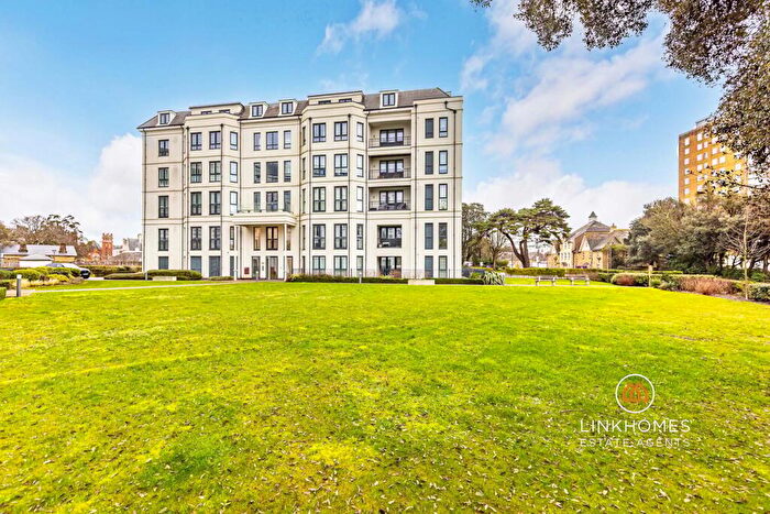 2 Bedroom Apartment For Sale In West Cliff Road, Bournemouth, BH2