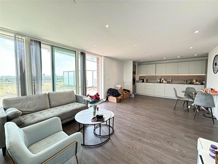 2 Bedroom Apartment To Rent In Sandpiper Building, Newnton Close, Woodberry Down, N4