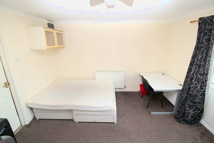 Studio To Rent In Studio Flat Broadway, CF37 - Photo 3