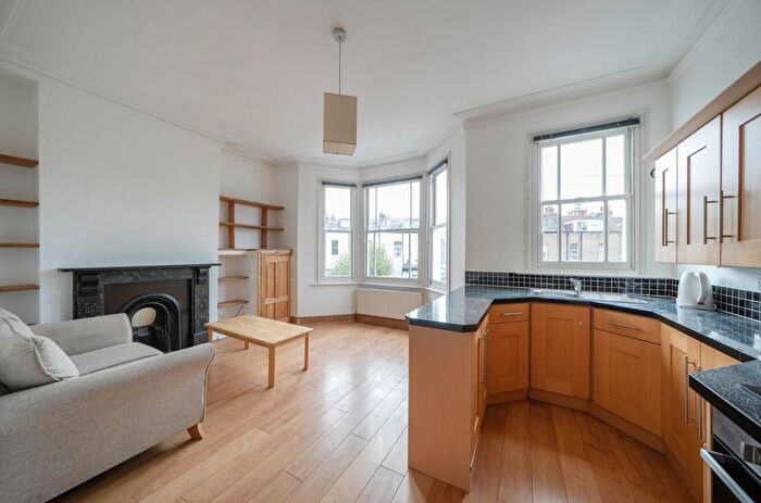 2 Bedroom Flat For Sale In Oaklands Road, Cricklewood, London, NW2