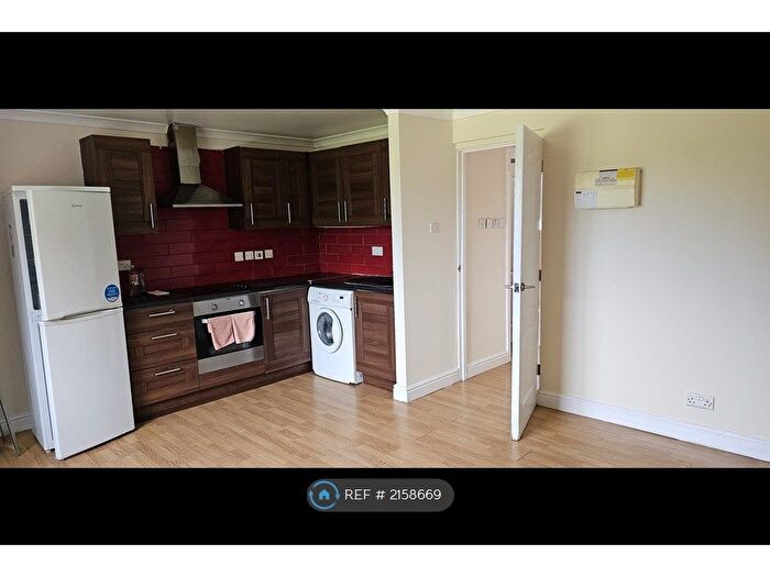 1 Bedroom Flat To Rent In Bays Farm Court, West Drayton, UB7