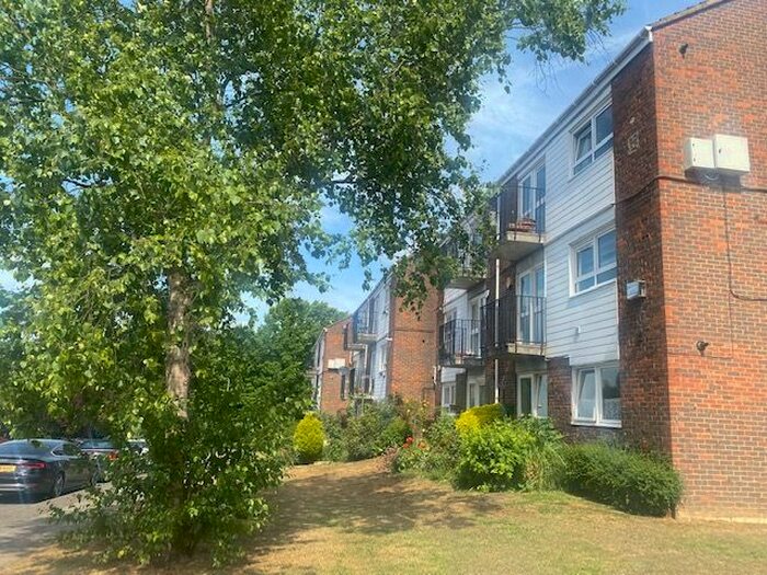 2 Bedroom Flat To Rent In Rogers Walk, Woodside Park, N12