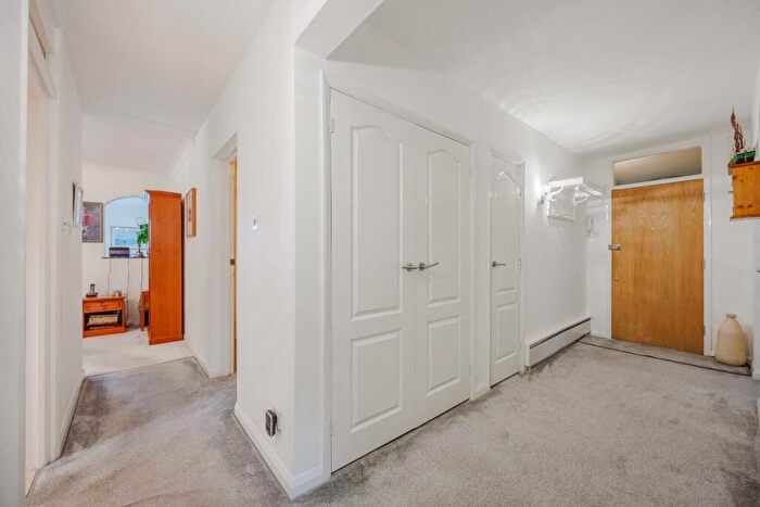 2 Bedroom Flat For Sale In Undercliff Gardens, Leigh-On-Sea, SS9