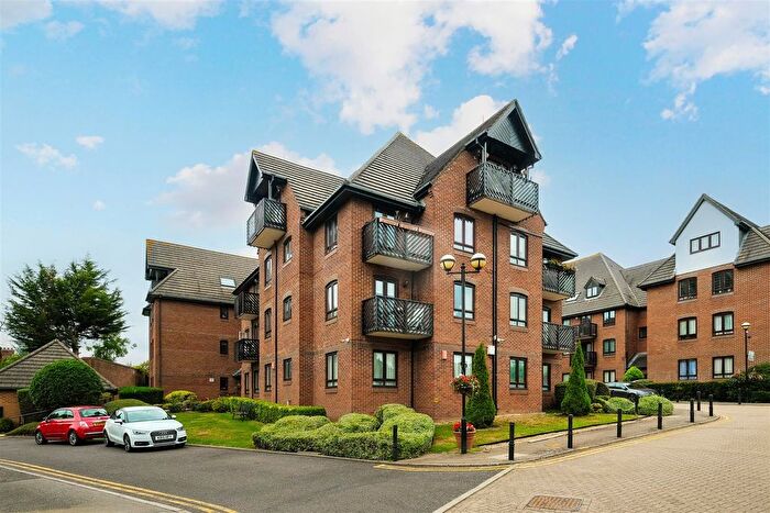 2 Bedroom Flat For Sale In Epping New Road, Buckhurst Hill, IG9