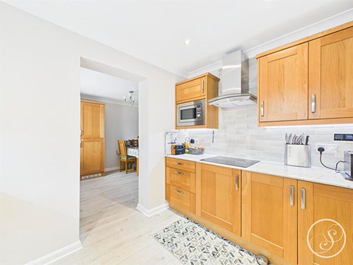 5 Bedroom Detached House For Sale In Oakdale Meadow, Leeds, LS14