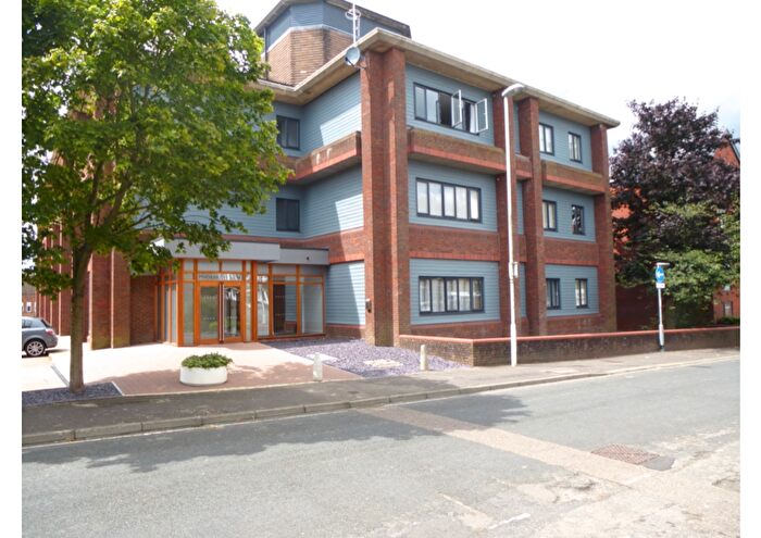 2 Bedroom Flat To Rent In Cantelupe Road, East Grinstead, RH19