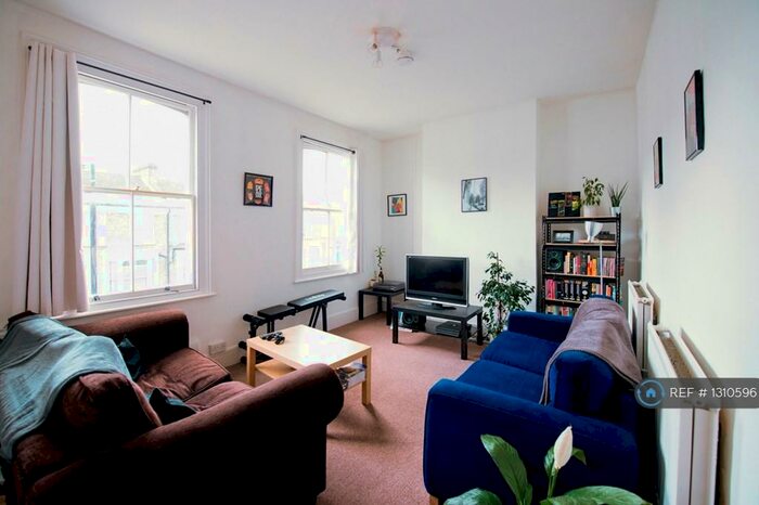2 Bedroom Flat To Rent In Nutcroft Road, London, SE15