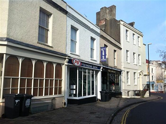 4 Bedroom Apartment To Rent In Top Floor Flat Clifton Road, BS8