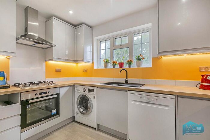 2 Bedroom Apartment To Rent In Dorchester Court, London, N14