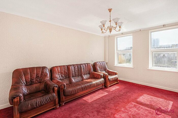 3 Bedroom Terraced House For Sale In Caldecott Way, London, E5