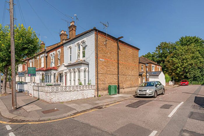 2 Bedroom Maisonette For Sale In Hermitage Road, London, N4