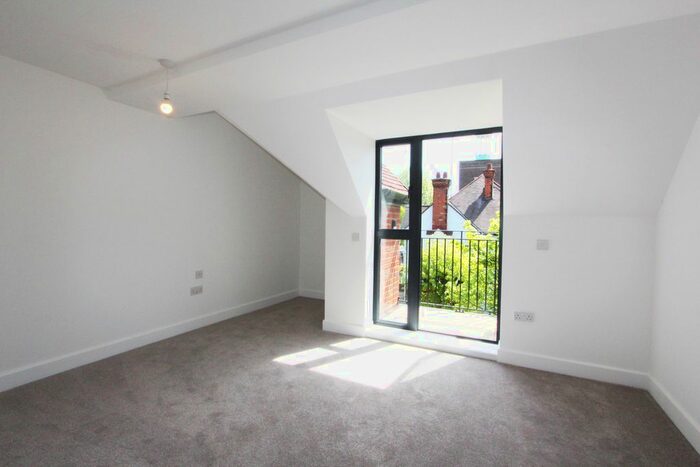 2 Bedroom Flat To Rent In Golders Green Road, London, NW11