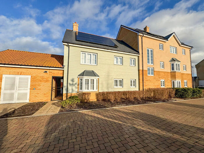 2 Bedroom Flat For Sale In Henry Crescent, Rochford, SS4