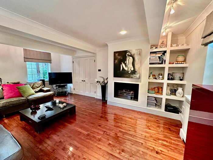 4 Bedroom Detached House For Sale In Glebe Lane, Barnet, EN5