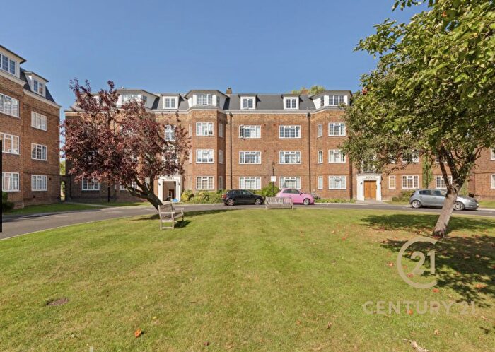 2 Bedroom Apartment To Rent In The Avenue, Worcester Park, KT4